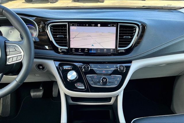 Used 2023 Chrysler Pacifica - photo 9