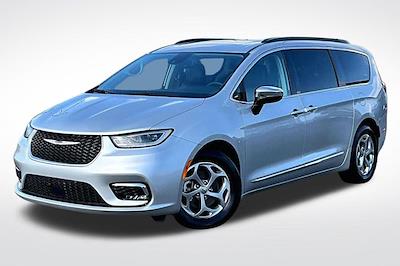 Used 2023 Chrysler Pacifica - photo 2