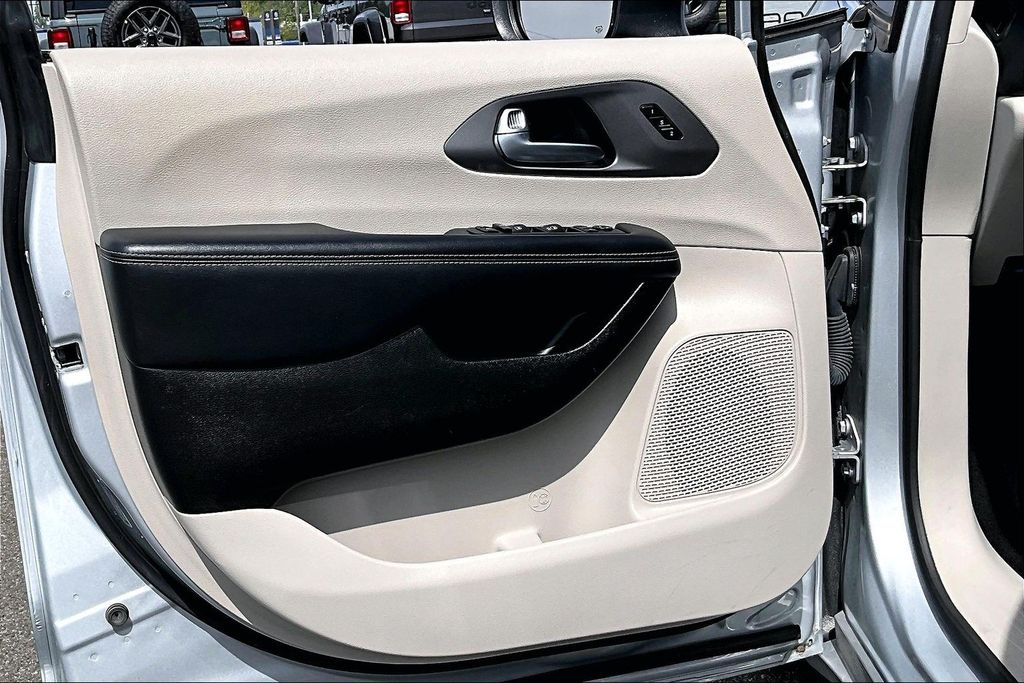 Used 2023 Chrysler Pacifica - photo 25