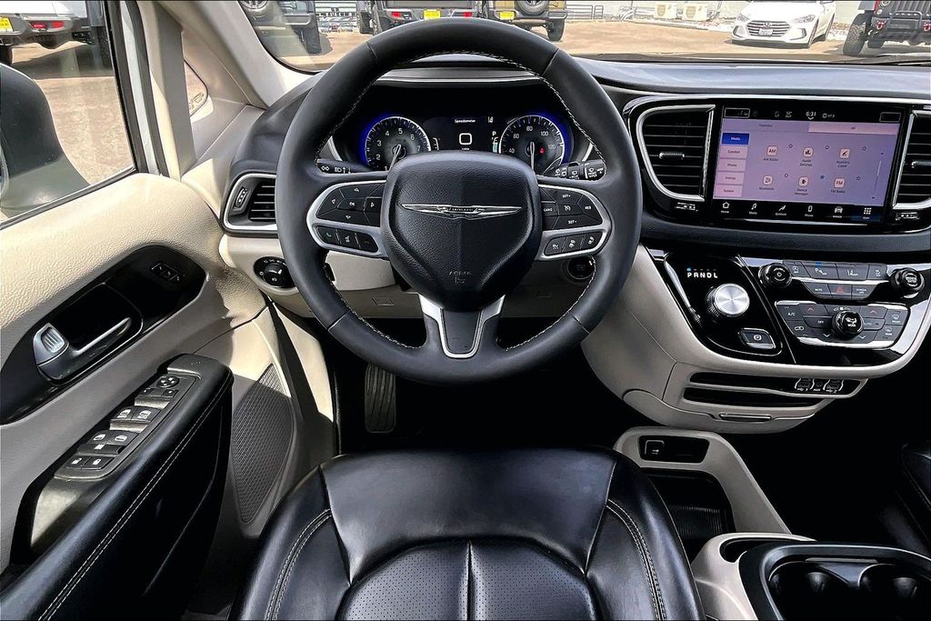 Used 2023 Chrysler Pacifica - photo 9