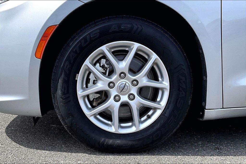 Used 2023 Chrysler Pacifica - photo 12