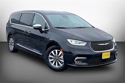 Used 2023 Chrysler Pacifica - photo 1