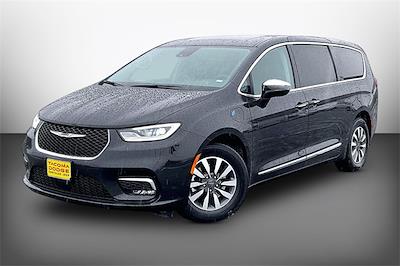 Used 2023 Chrysler Pacifica - photo 1