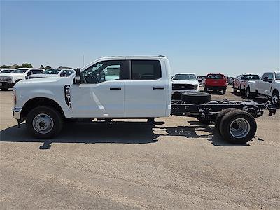 2025 Ford F-350 Crew Cab DRW 4x4 Cab Chassis for sale #1577713 - photo 2