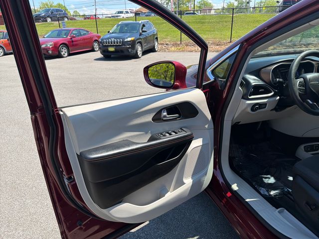 Used 2018 Chrysler Pacifica - photo 16