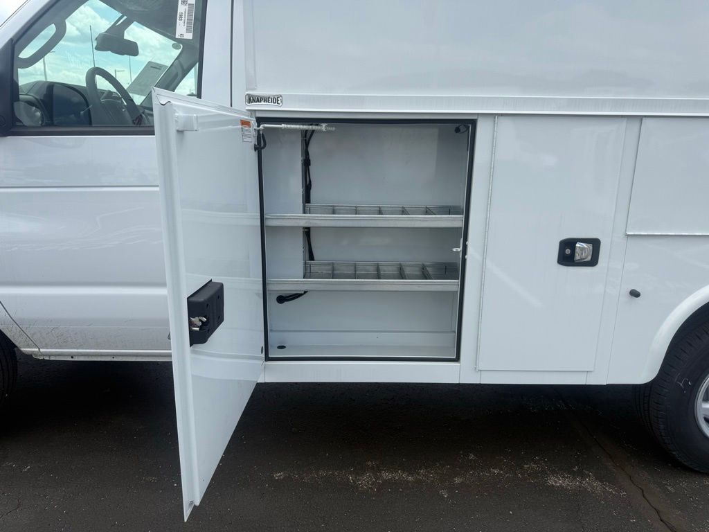 New 2026 Ford E-350 - photo 32