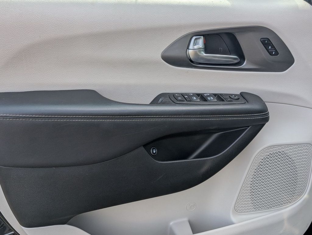 Used 2023 Chrysler Pacifica - photo 25