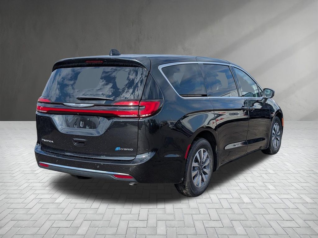 Used 2023 Chrysler Pacifica - photo 2