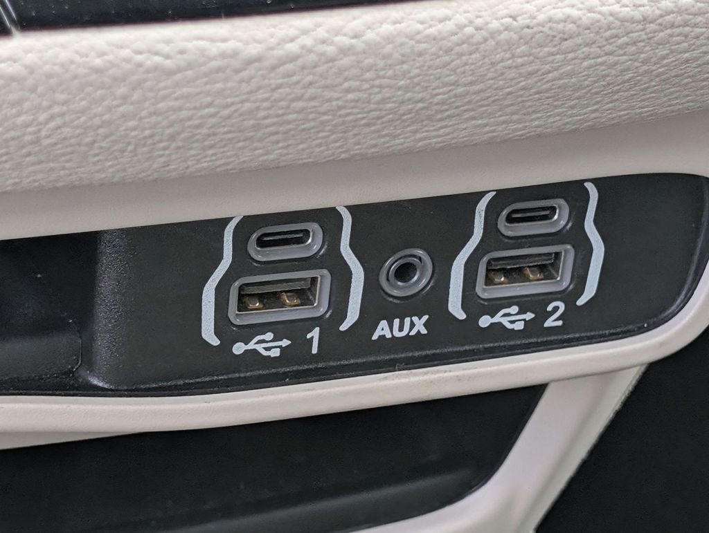 Used 2023 Chrysler Pacifica - photo 35