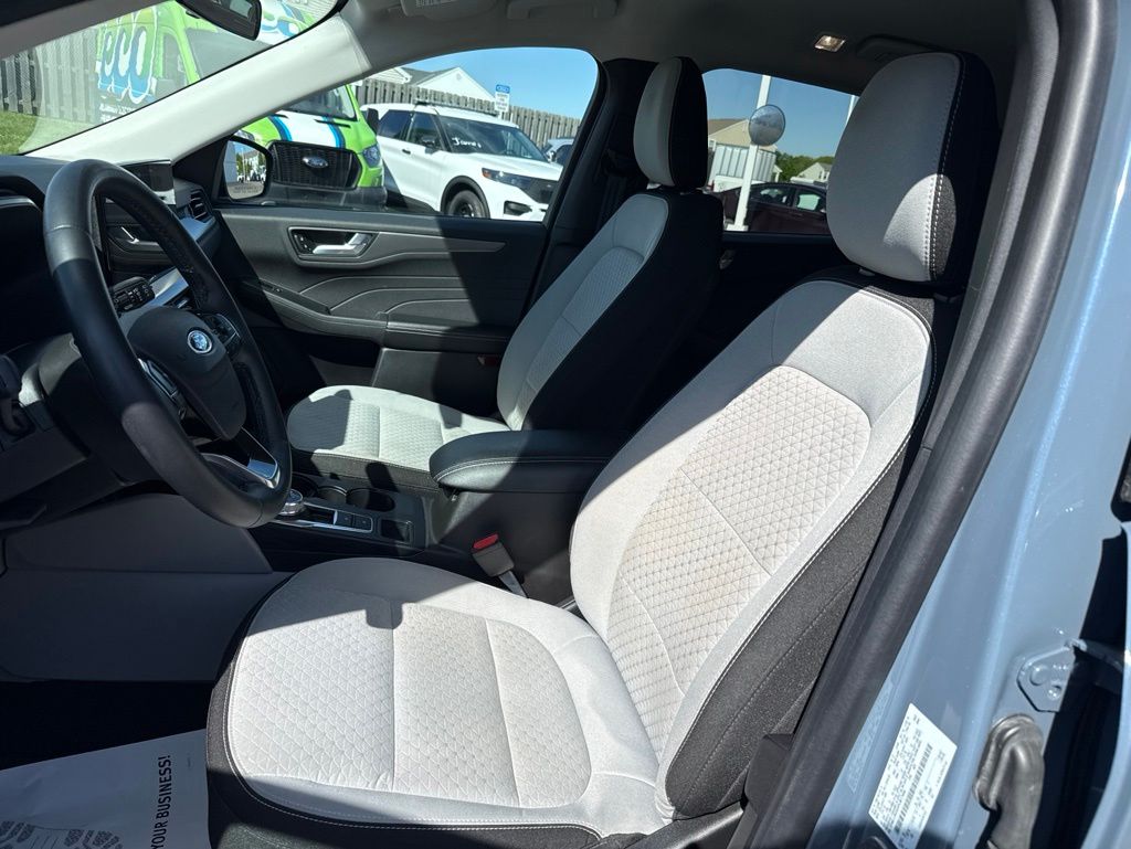 Used 2023 Ford Escape - photo 2