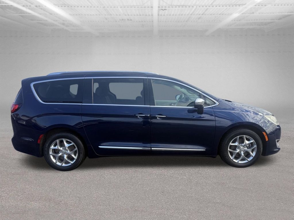 Used 2018 Chrysler Pacifica - photo 2