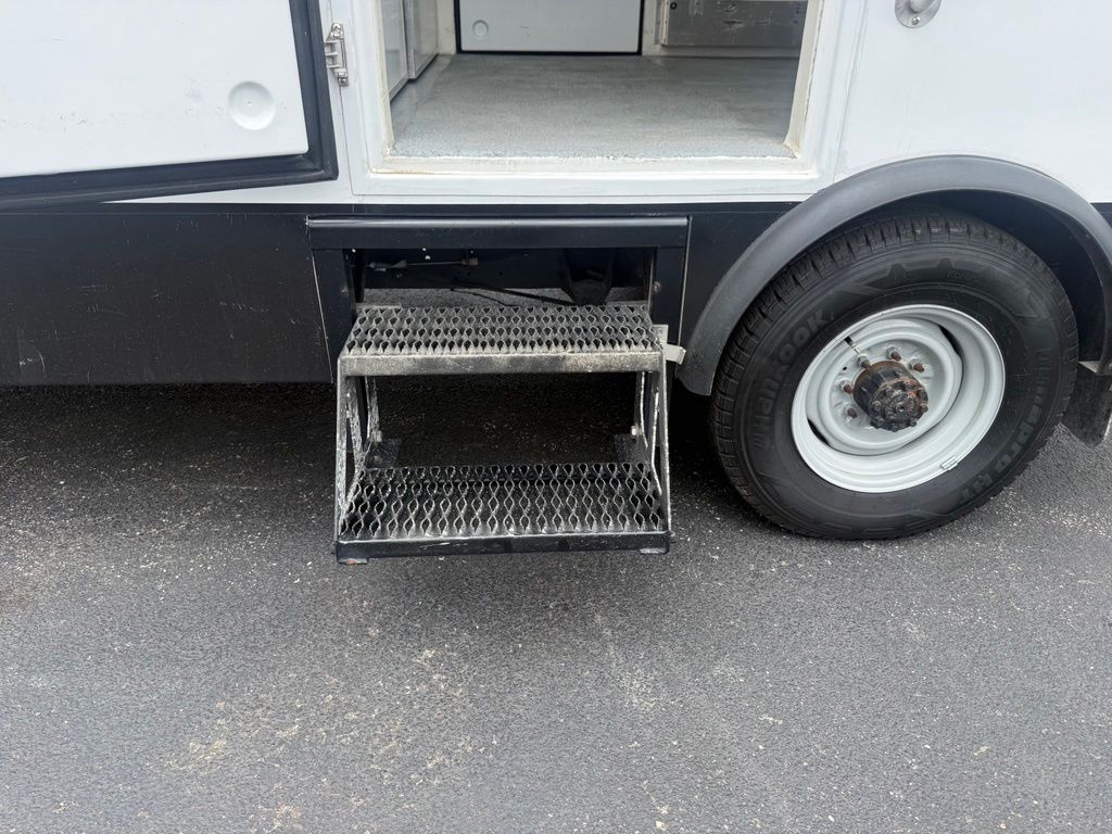 Used 2023 Ford E-350 - photo 32