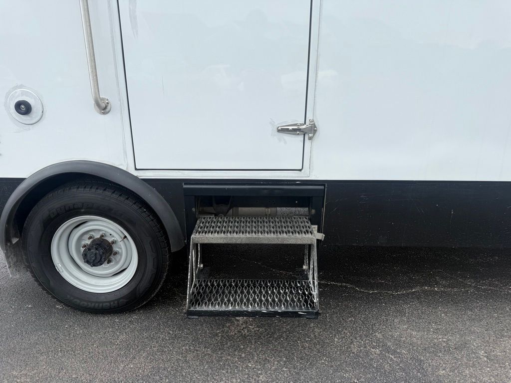 Used 2023 Ford E-350 - photo 47