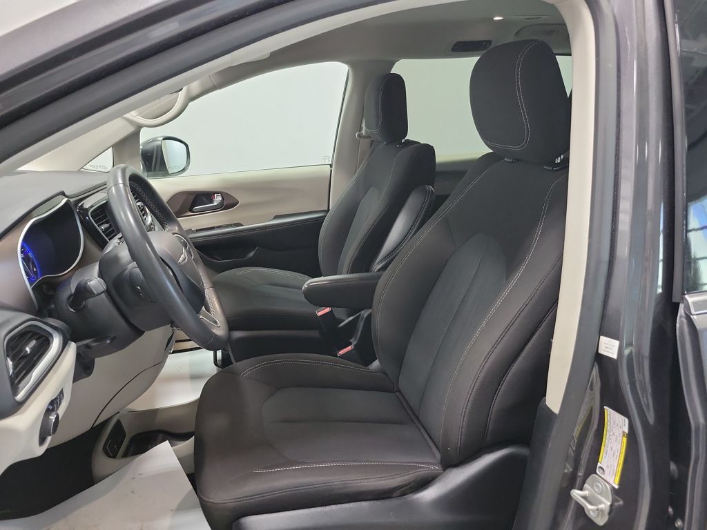 Used 2023 Chrysler Voyager - photo 5
