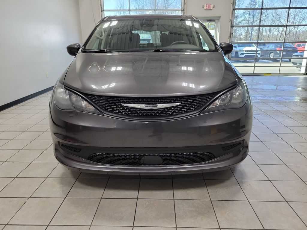Used 2023 Chrysler Voyager - photo 2