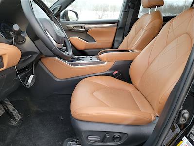 Used 2025 Toyota Highlander - photo 1