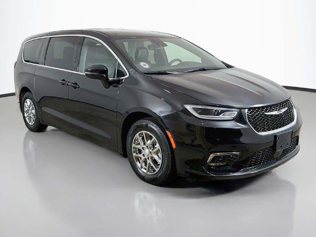 Used 2025 Chrysler Pacifica - photo 2