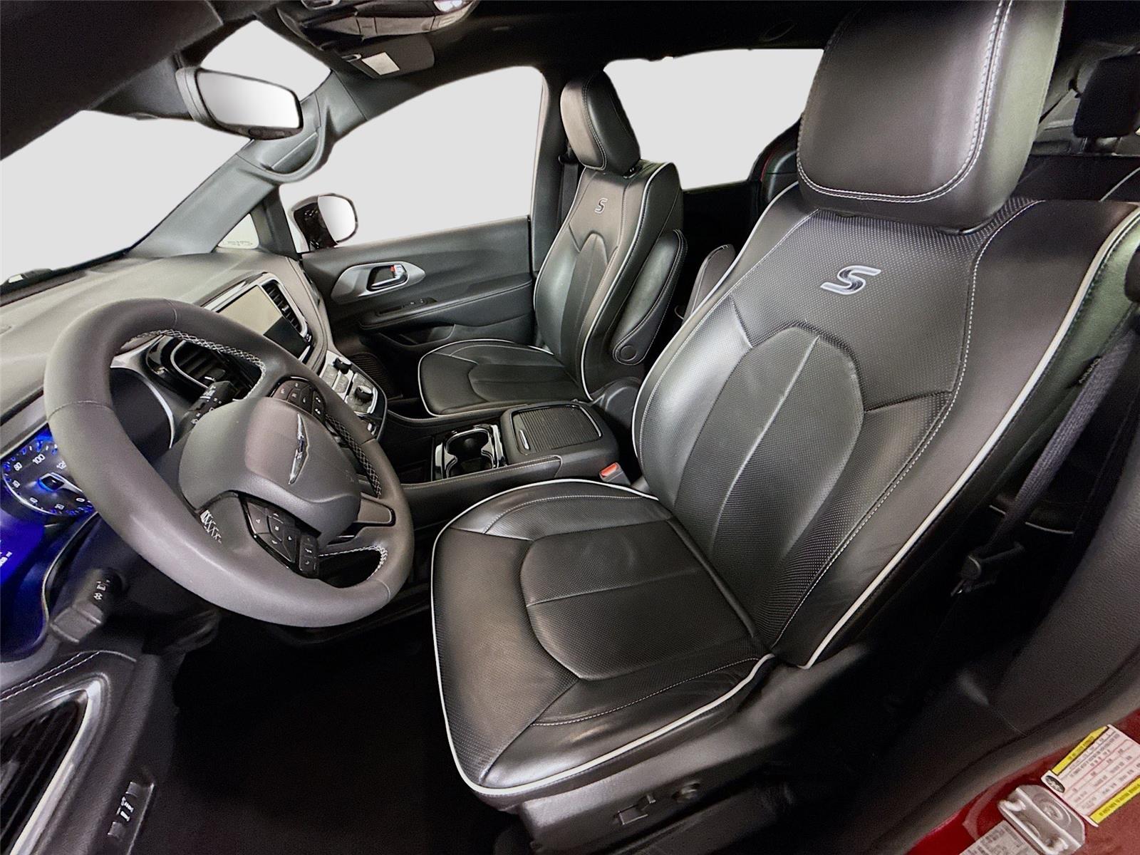Used 2025 Chrysler Pacifica - photo 17