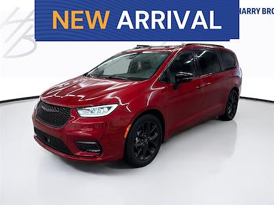 Used 2025 Chrysler Pacifica - photo 1