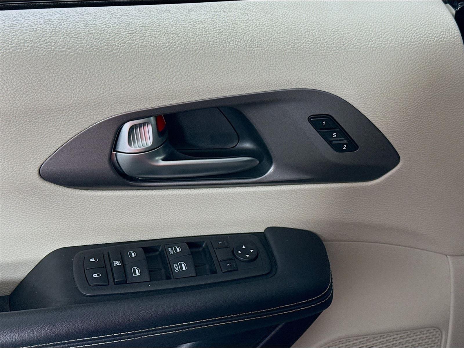 Used 2023 Chrysler Pacifica - photo 13