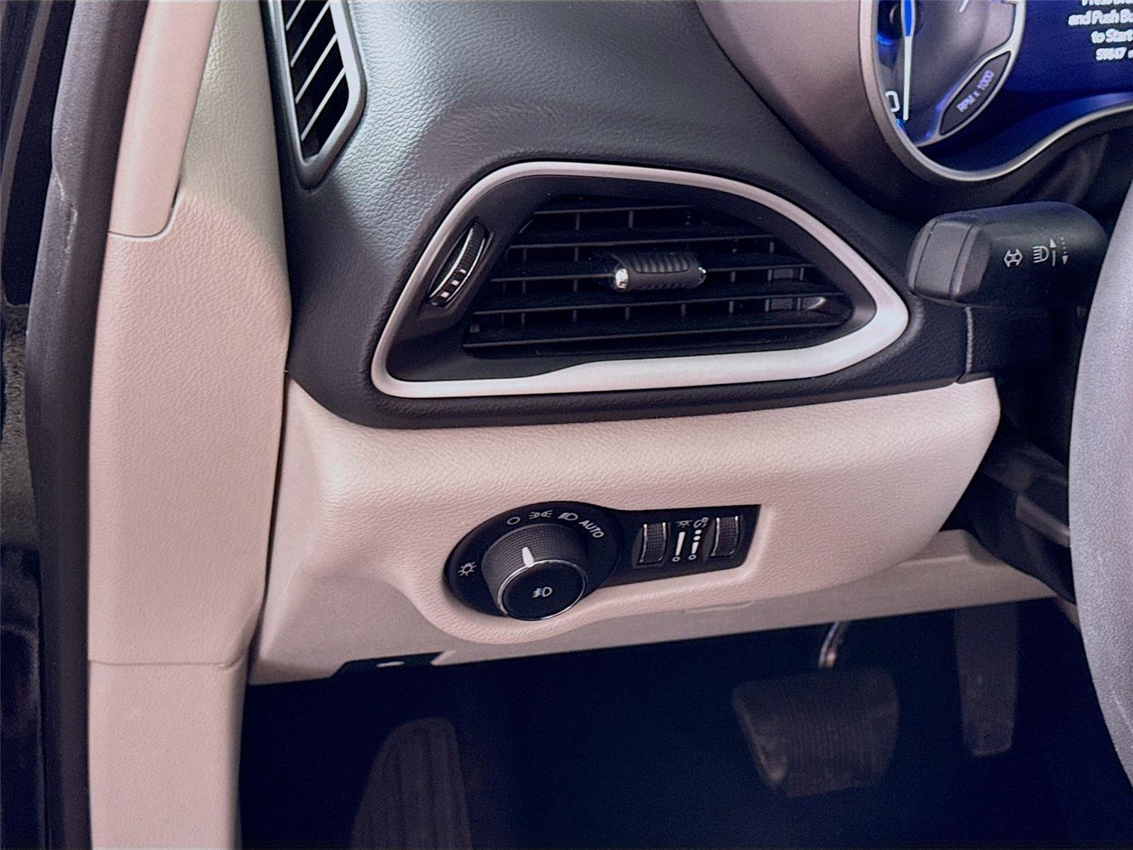 Used 2023 Chrysler Pacifica - photo 6