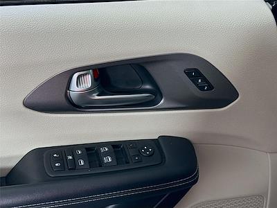 Used 2023 Chrysler Pacifica - photo 1