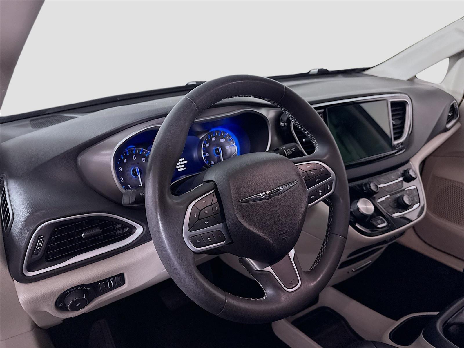Used 2023 Chrysler Pacifica - photo 5