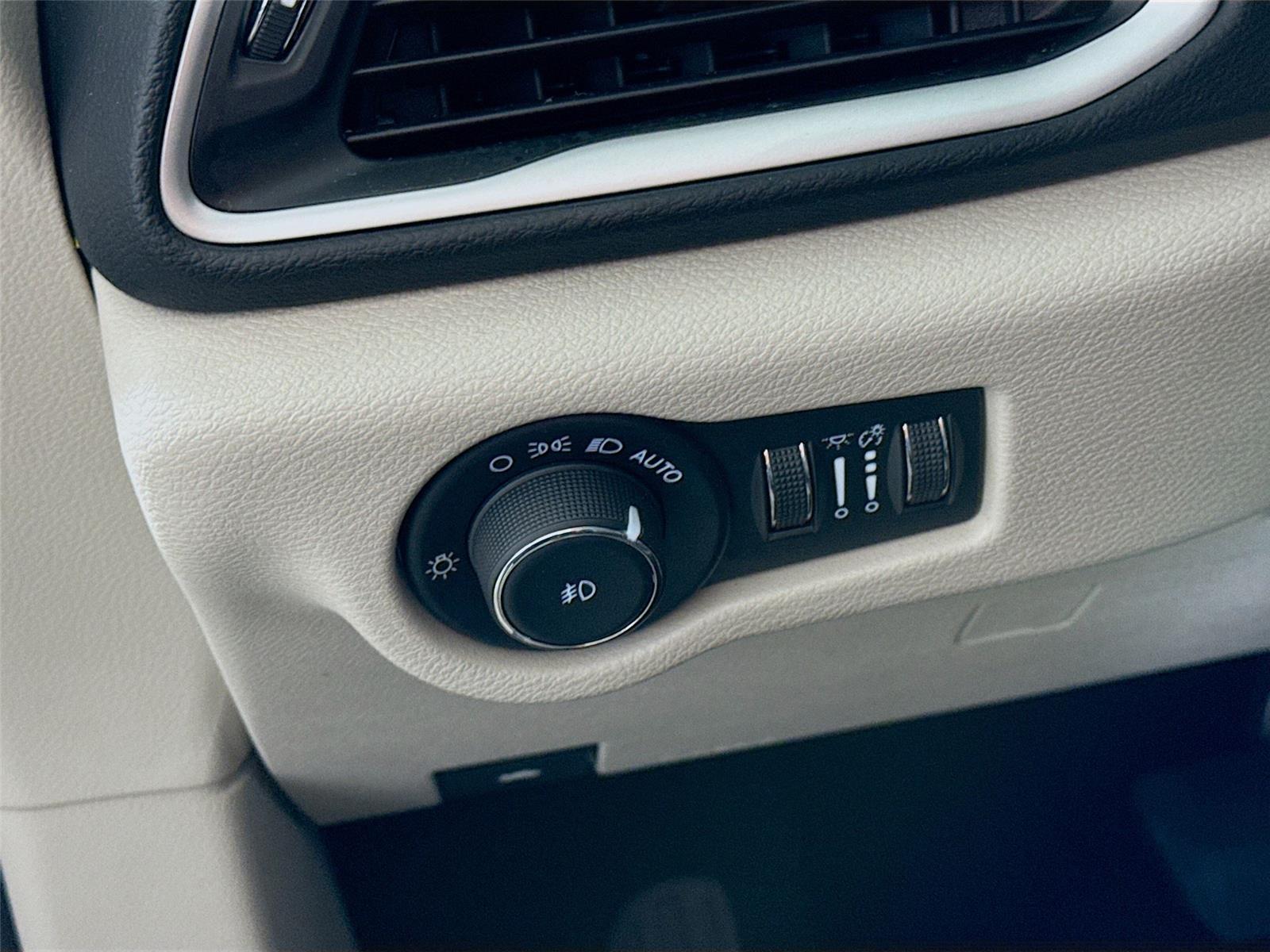 Used 2023 Chrysler Pacifica - photo 6