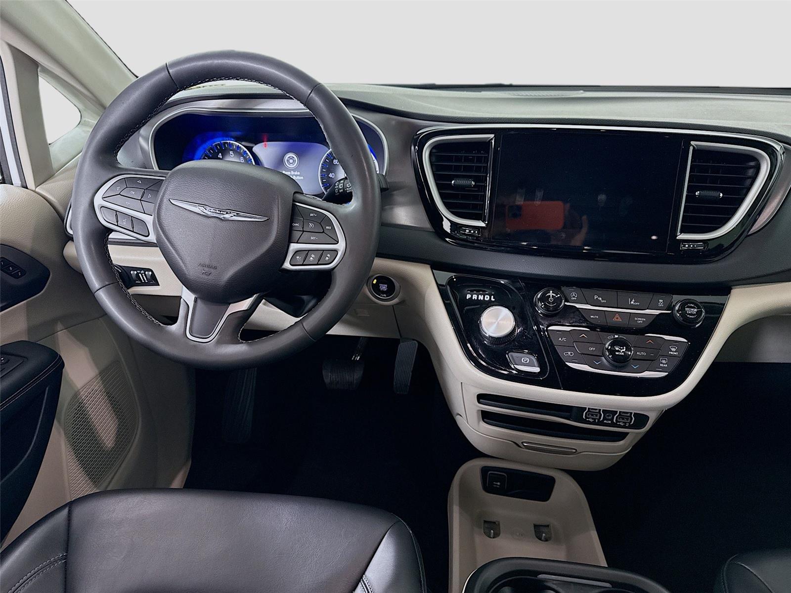 Used 2023 Chrysler Pacifica - photo 2
