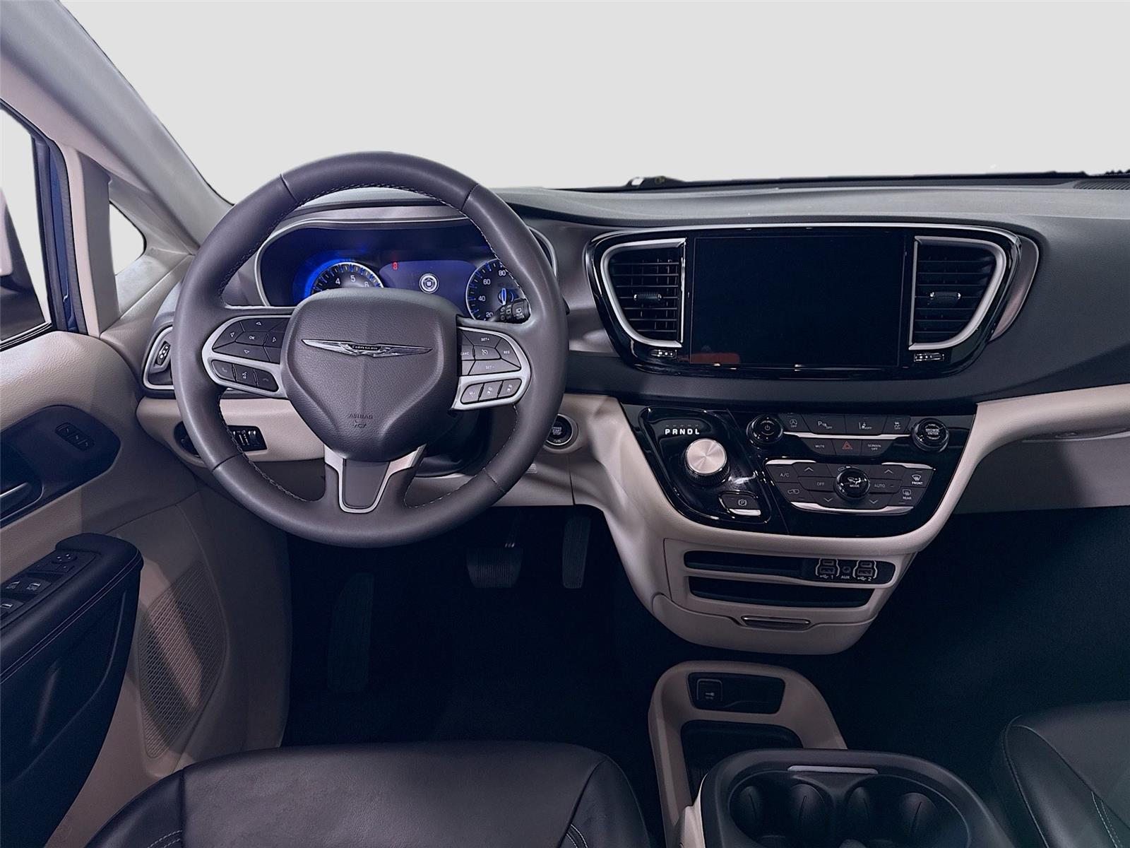Used 2023 Chrysler Pacifica - photo 2