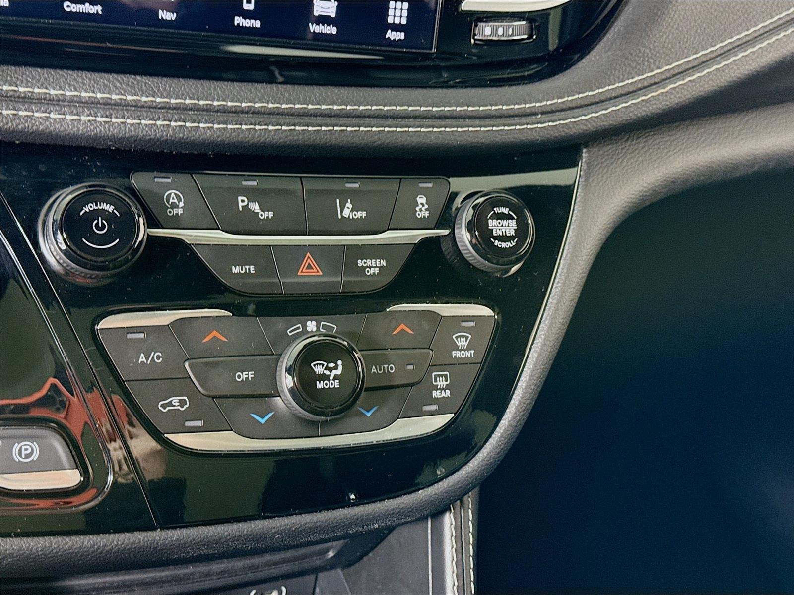 Used 2025 Chrysler Pacifica - photo 36