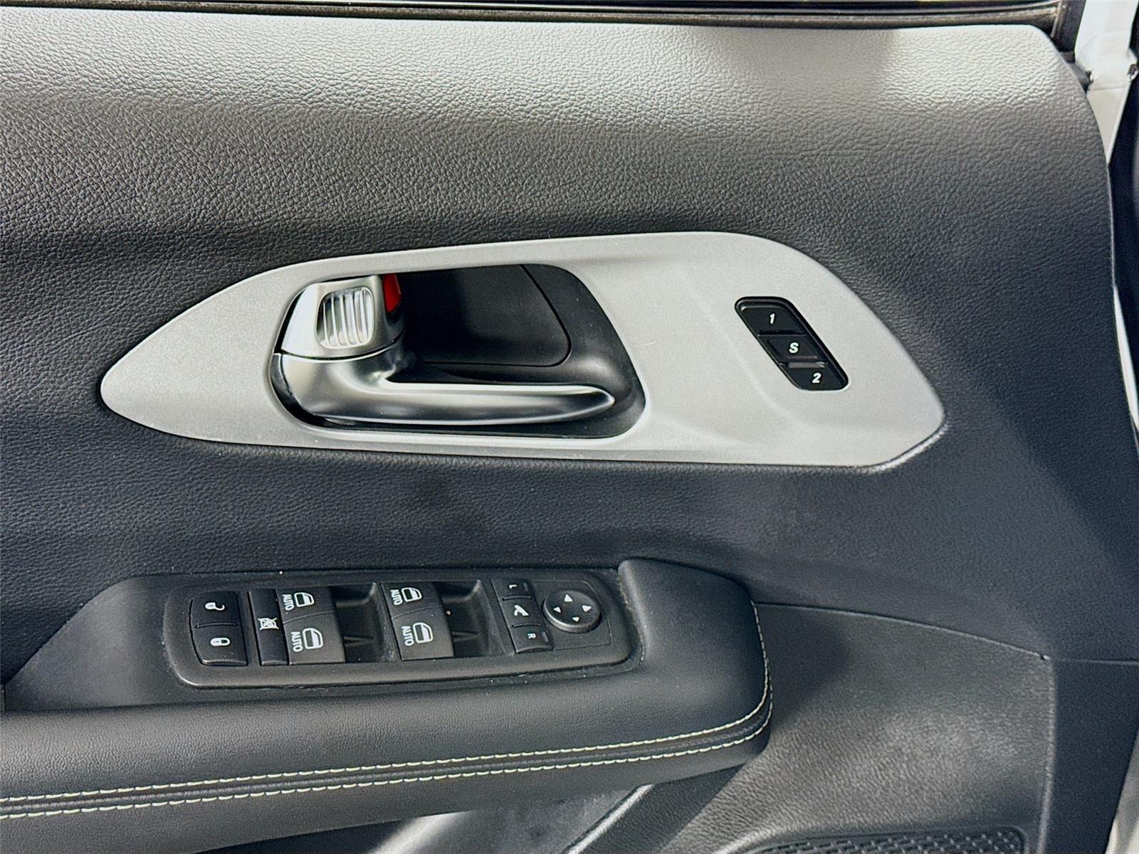 Used 2025 Chrysler Pacifica - photo 5