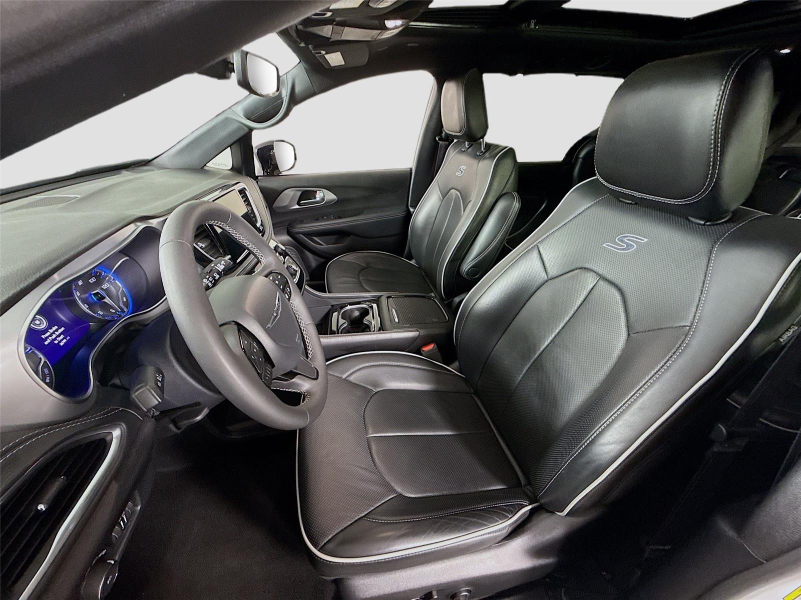 Used 2025 Chrysler Pacifica - photo 8