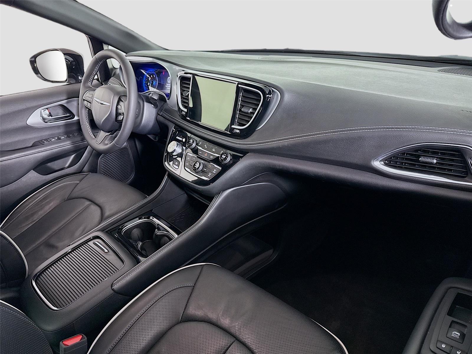 Used 2025 Chrysler Pacifica - photo 17