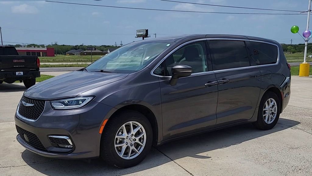 Used 2023 Chrysler Pacifica - photo 1