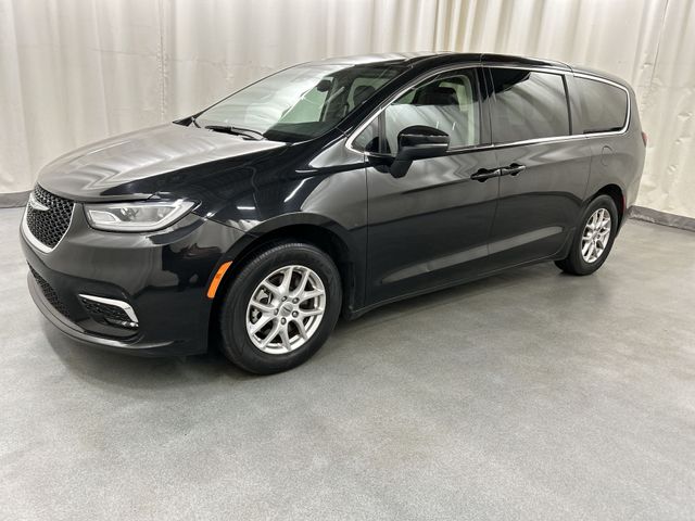 Used 2023 Chrysler Pacifica - photo 2