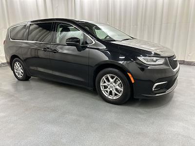 Used 2023 Chrysler Pacifica - photo 1