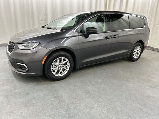 Used 2023 Chrysler Pacifica - photo 2