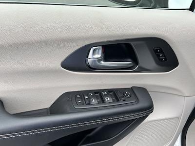 Used 2024 Chrysler Pacifica - photo 1