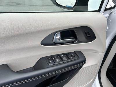 Used 2023 Chrysler Pacifica - photo 1
