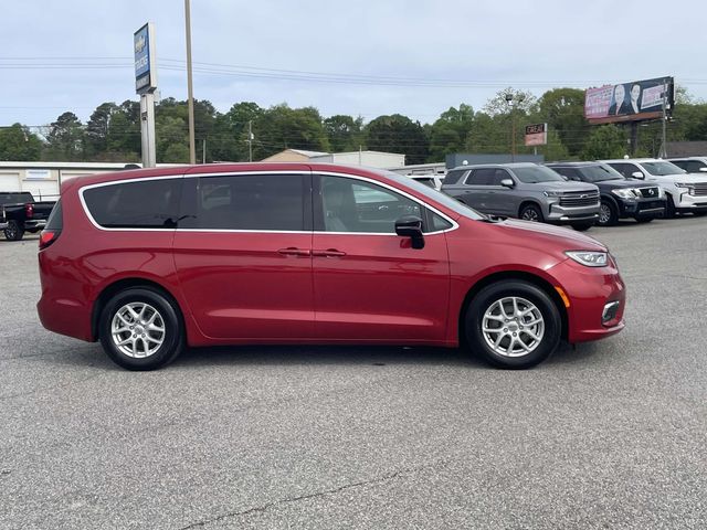 Used 2025 Chrysler Pacifica - photo 2