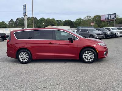 Used 2025 Chrysler Pacifica - photo 2