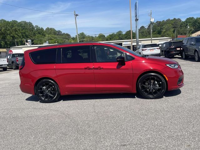 Used 2025 Chrysler Pacifica - photo 2