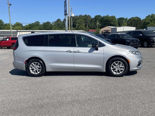 Used 2024 Chrysler Pacifica - photo 2
