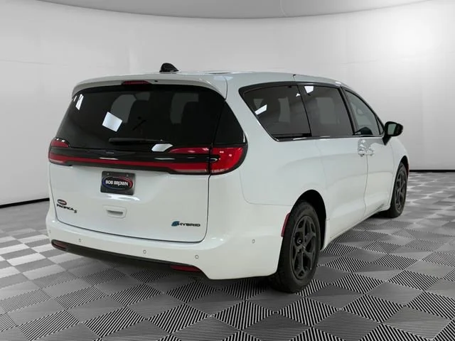 Used 2024 Chrysler Pacifica - photo 2