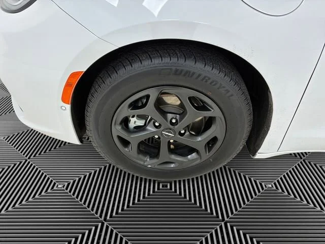 Used 2024 Chrysler Pacifica - photo 11