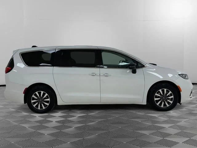 Used 2024 Chrysler Pacifica - photo 6