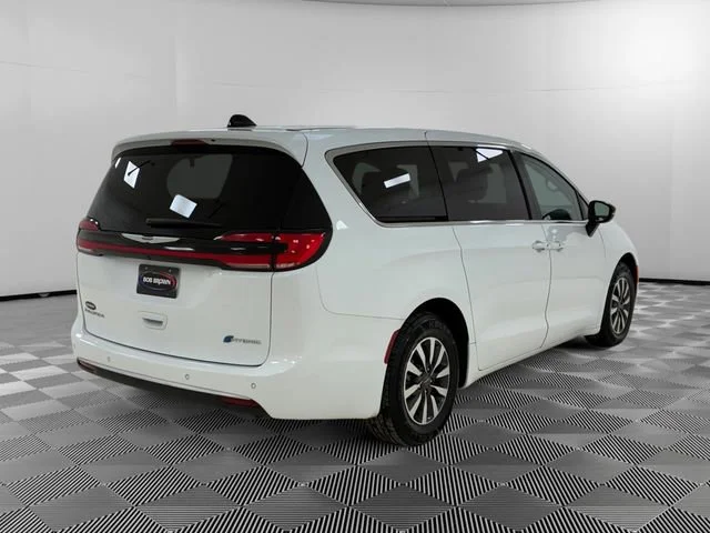 Used 2024 Chrysler Pacifica - photo 2