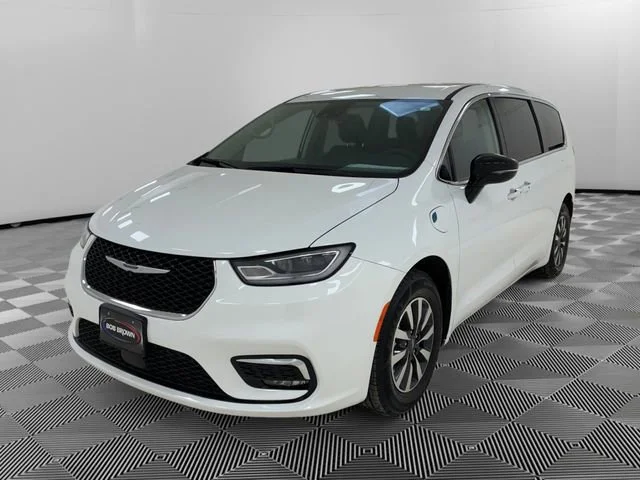 Used 2024 Chrysler Pacifica - photo 9