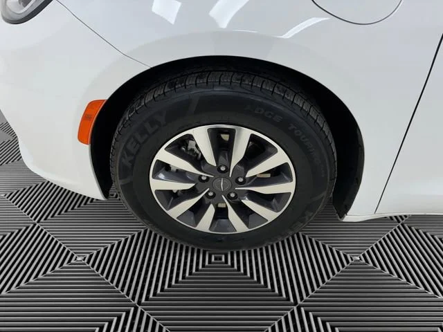 Used 2024 Chrysler Pacifica - photo 11
